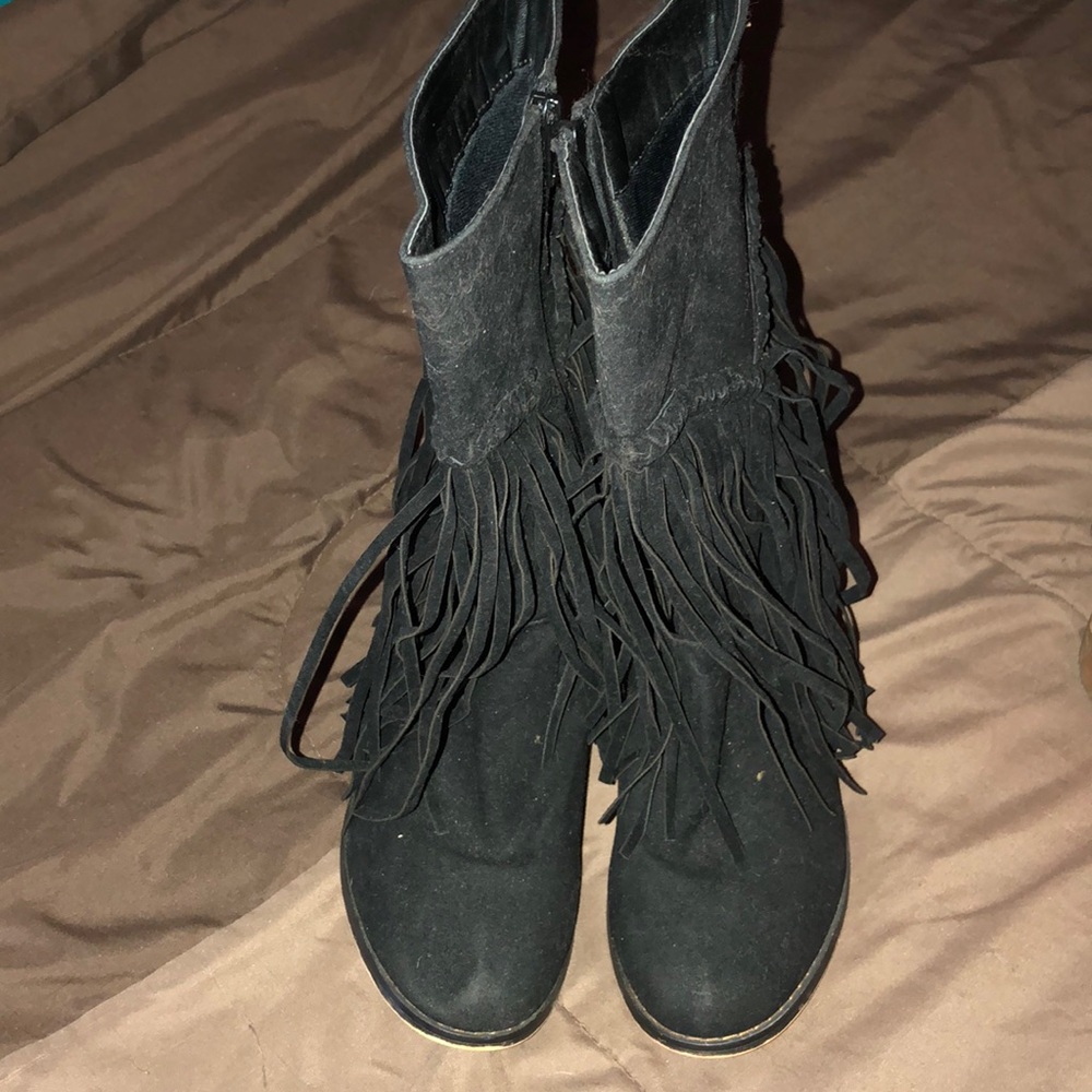 Black boots. Flash made pictures look funny.